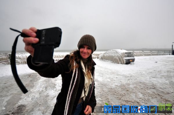 爱车停湖滨 一场暴雨变“冰车”