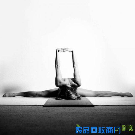 25岁少女唯美裸体瑜伽照 诠释人体艺术之美
