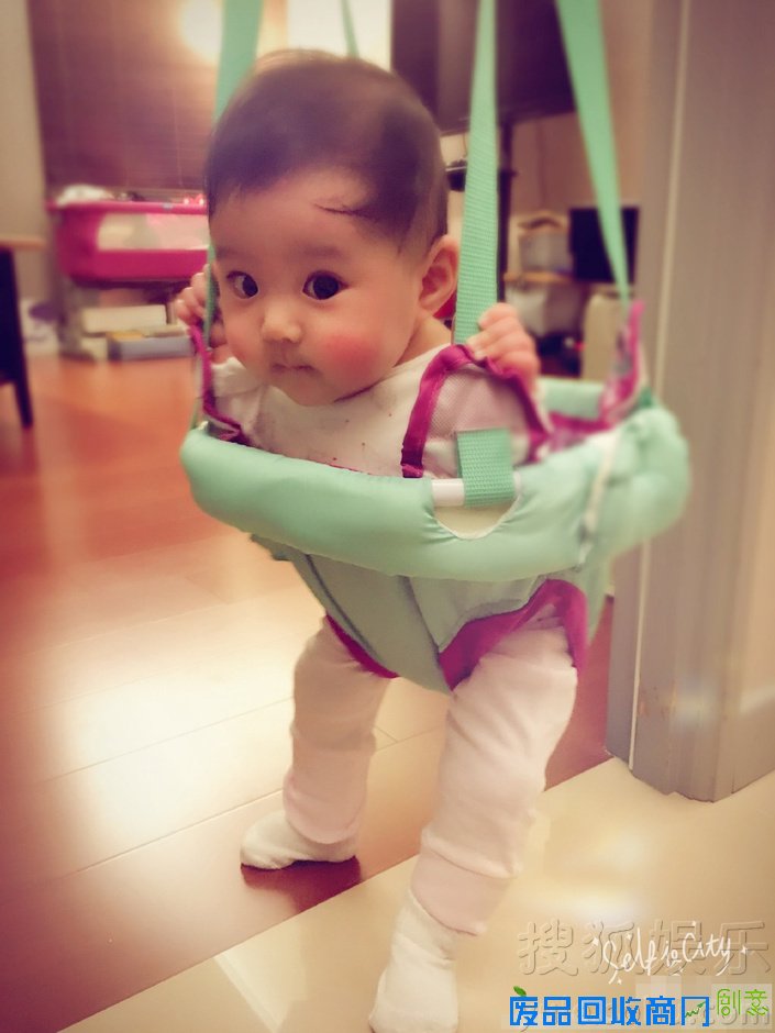 组图：萌化了！贾静雯女儿咘咘大眼可爱似洋娃娃