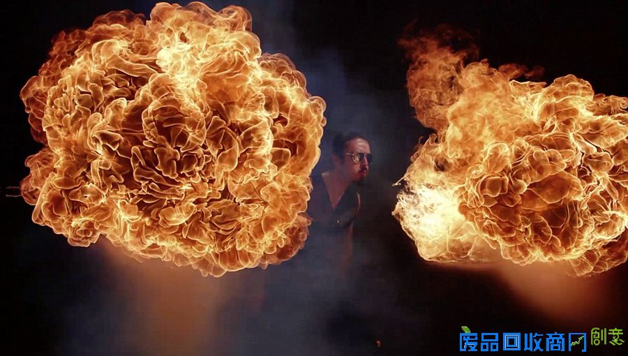 美摄影师抓拍杂技演员喷火瞬间 震撼十足
