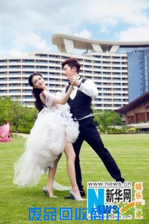 恋爱真人秀节目《我们相爱吧》于上周五晚上演了最终离别篇。三个月的相恋，乔任梁、徐璐这对“慌张夫妇”为观众带来了无数次感动和幸福，面对最后的离别，除了慌张CP失控泪奔，观众也早已在荧屏前决堤。恋情来得炙热却走的凄美，乔任梁变身“大白”重新站在徐璐面前，代表着新的相识，给观众留下无数的遐想。