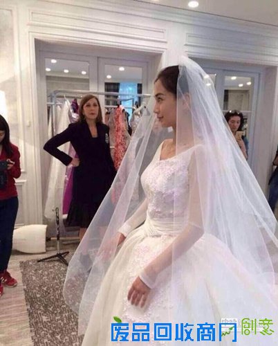 Angelababy试穿婚纱气质优雅露幸福笑容(图)