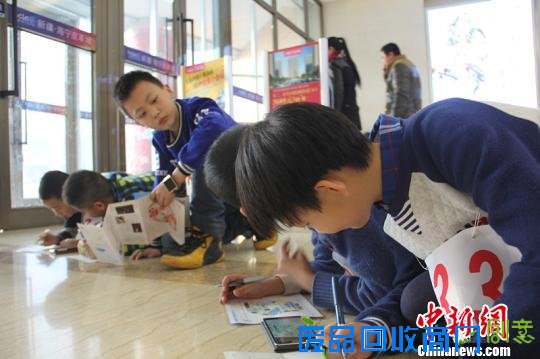 1月9日12时，乌鲁木齐市体育局、乌鲁木齐市定向运动协会在新疆海宁皮革城举办冬季定向公开赛。图为赛前文艺演出。 史玉江 摄