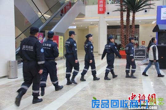 1月9日12时，乌鲁木齐市体育局、乌鲁木齐市定向运动协会在新疆海宁皮革城举办冬季定向公开赛。图为赛前文艺演出。 史玉江 摄