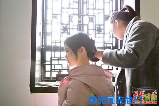 采风拍摄前,模特正在化妆。