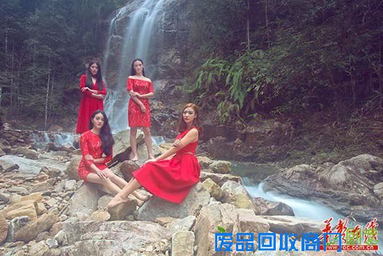 青山绿水间,一袭红装的模特更显娇艳。