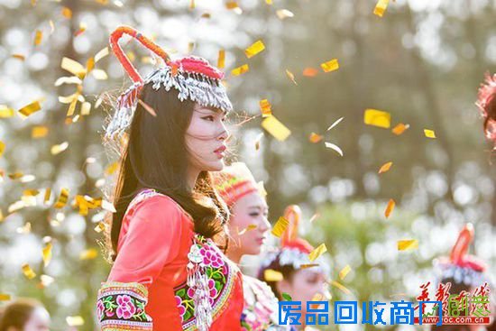 露天T台,没有灯光的半决赛,丝毫没有影响模特们的表现。