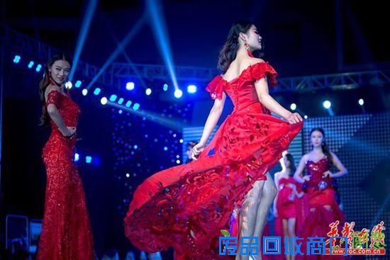 总决赛的舞台上,每一个转身、每一次回眸,举手投足之间尽显风华。