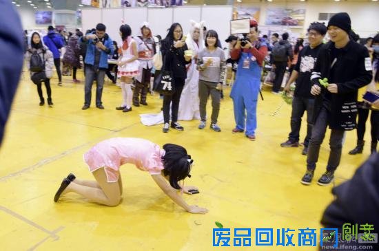 网红现身动漫节引疯狂 女粉丝下跪磕头太激动