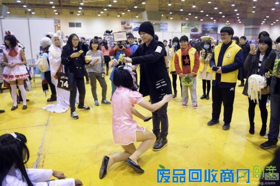 网红现身动漫节引疯狂 女粉丝下跪磕头太激动