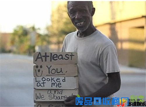 超有才流浪汉创意乞讨:纸牌传情 诗意又搞笑