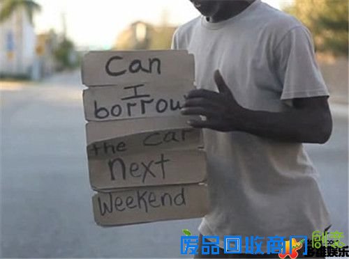 超有才流浪汉创意乞讨:纸牌传情 诗意又搞笑