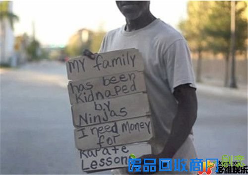 超有才流浪汉创意乞讨:纸牌传情 诗意又搞笑