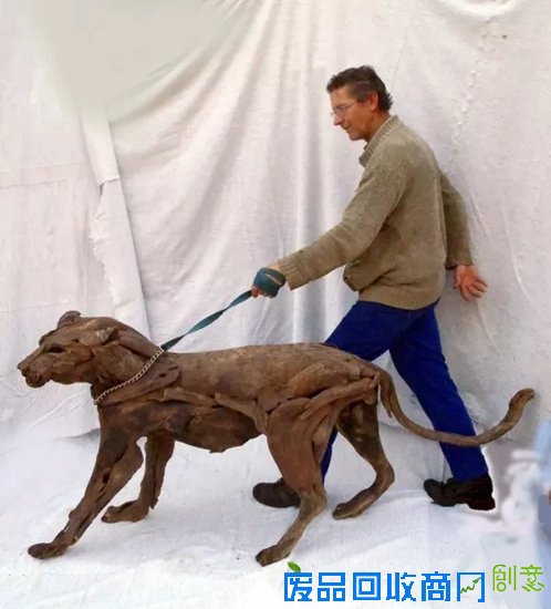 南非艺术家用原生态木料打造动物灵动雕塑