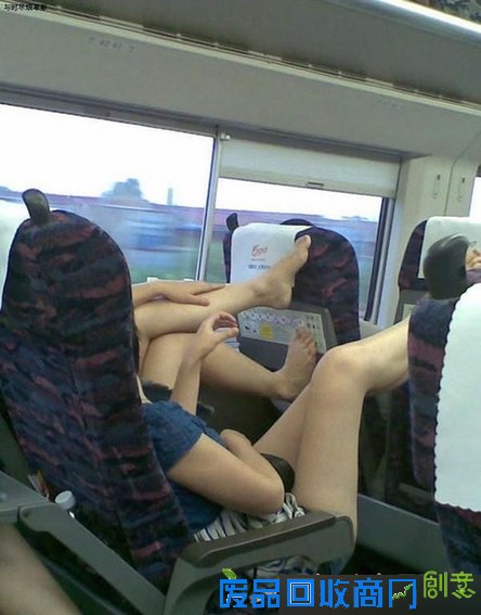 美女公共场合太大胆 尴尬瞬间令人汗颜