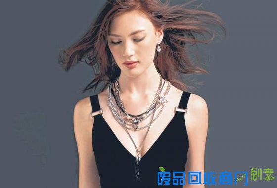 金属首饰从不退流行，巧妙配搭长短项链，制造层次感。