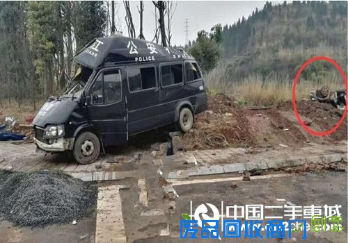 车祸，特警巡逻车与轿车相撞