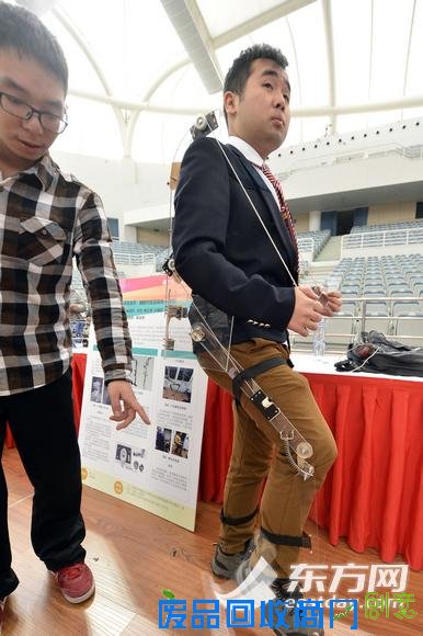 大学生“智”造发明秀创意：机械骨骼助力老人行走[图]