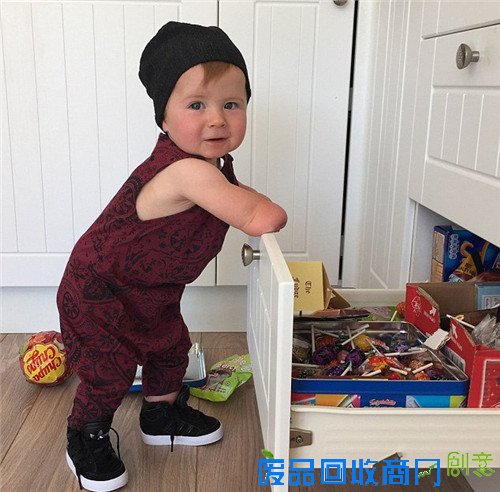 英国“独臂”男婴可爱时尚照片引爆社交网络