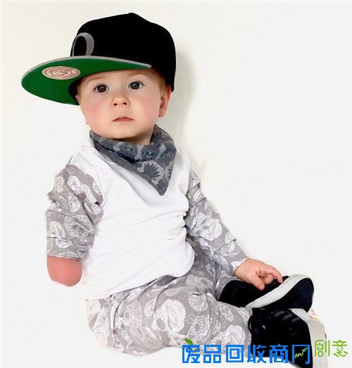 英国“独臂”男婴可爱时尚照片引爆社交网络