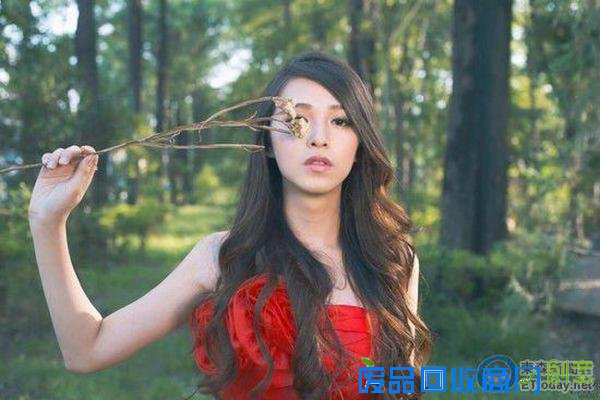 白皙模特是男儿身 赤裸半身婚纱照美到令人窒息! 白皙模特是男儿身 半裸婚纱照美到窒息