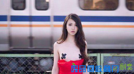 白皙模特是男儿身 赤裸半身婚纱照美到令人窒息! 白皙模特是男儿身 赤裸半身婚纱照美到令人窒息!