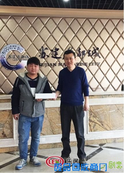 名都城案场负责人叶总为一等奖获得者颁奖