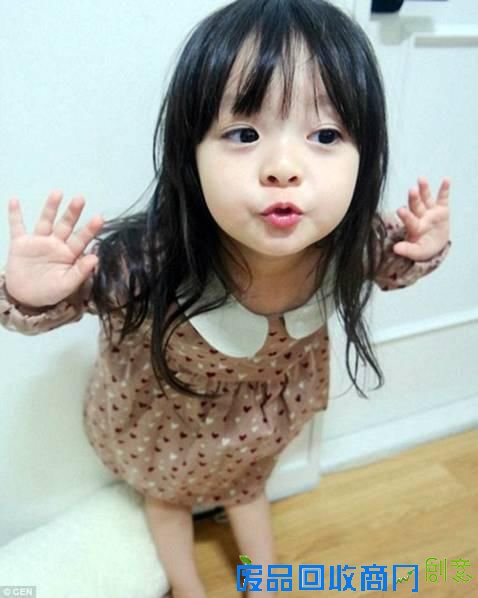3岁混血小女孩