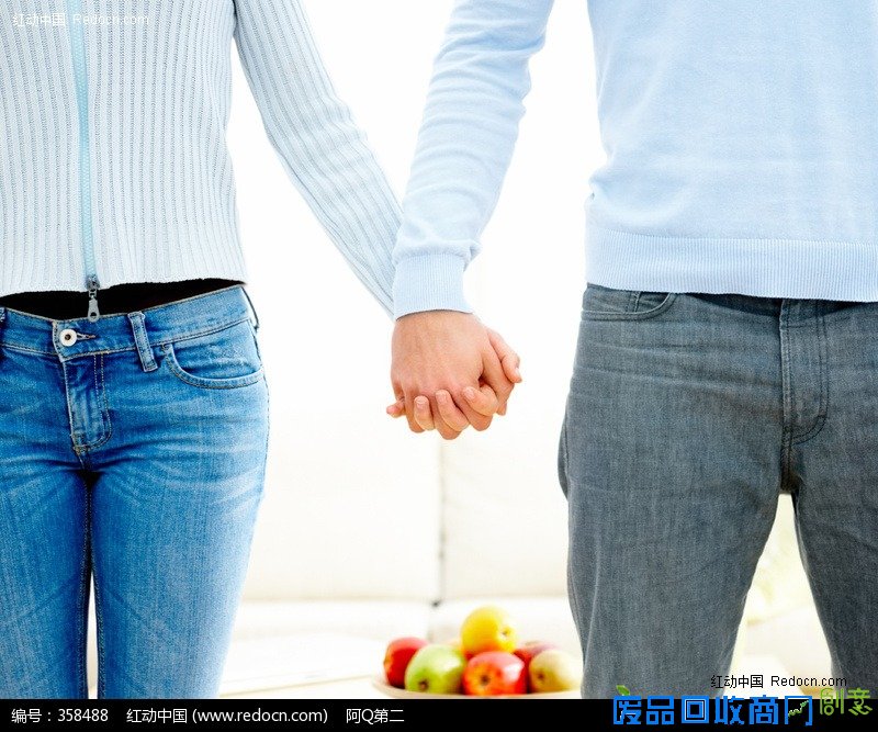手拉手的情侣图片