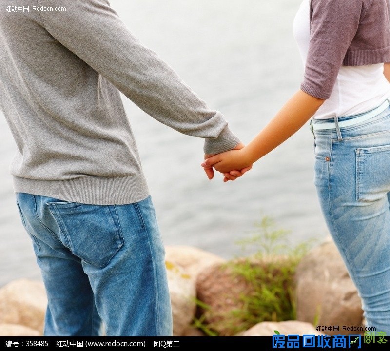 手拉手的情侣图片 