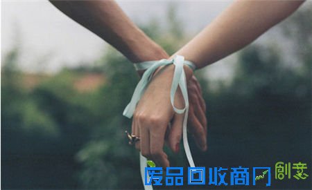 情侣手拉手图片两人 