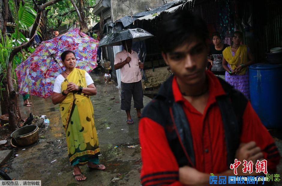 印度孟买假酒中毒事件已致92人死亡 亲属悲痛欲绝(组图)