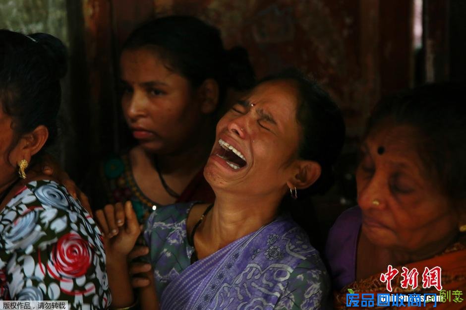 印度孟买假酒中毒事件已致92人死亡 亲属悲痛欲绝(组图)