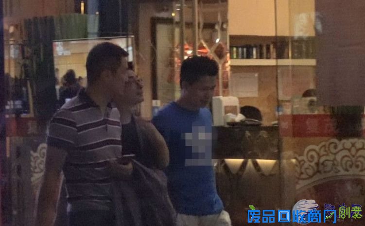 李亚鹏吃宵夜碰杯豪饮 约胡军酒吧狂欢