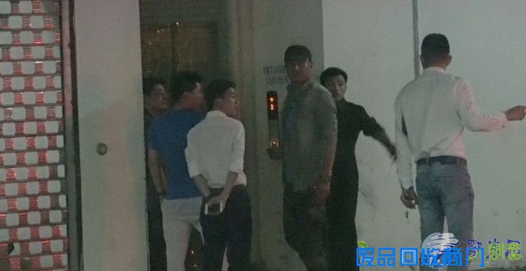 李亚鹏吃宵夜碰杯豪饮 约胡军酒吧狂欢