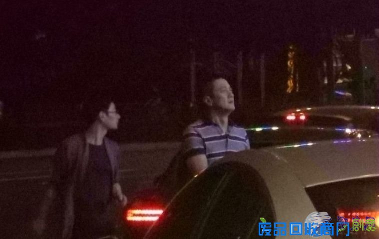 李亚鹏吃宵夜碰杯豪饮 约胡军酒吧狂欢