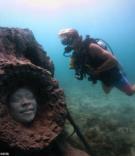 泰海底现溺水者礁石雕塑 警示生态脆弱性