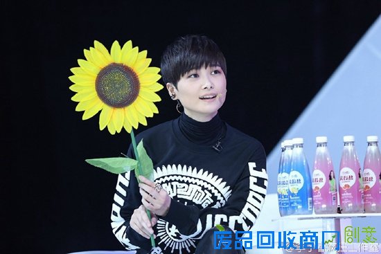 李宇春拿向日葵道具孩子气十足模样天真可爱（图）