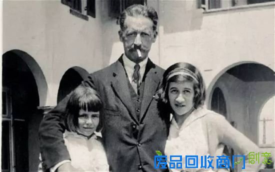 她不美,但这并不妨碍她创造引领潮流的美