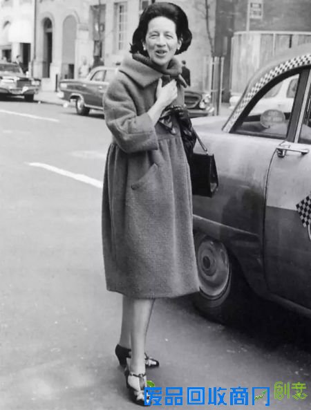 她不美,但这并不妨碍她创造引领潮流的美