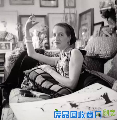 她不美,但这并不妨碍她创造引领潮流的美