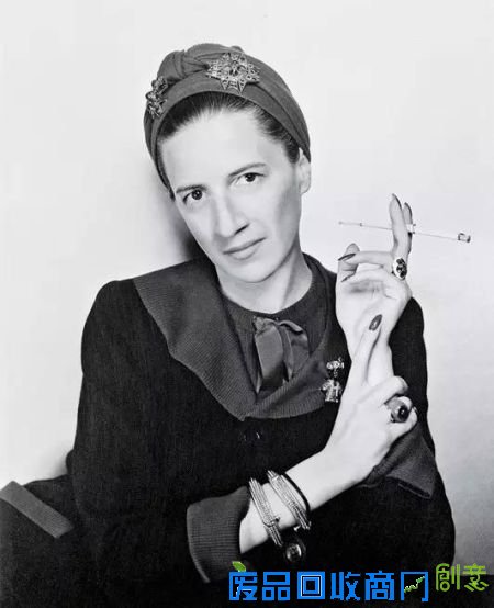 她不美,但这并不妨碍她创造引领潮流的美