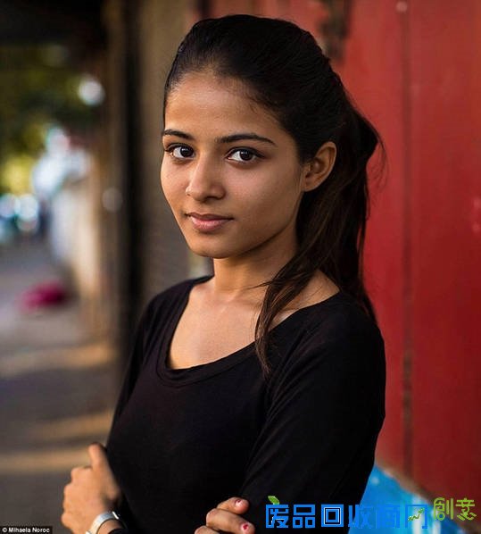 近日，罗马尼亚摄影师米哈埃拉-诺拉茨(Mihaela Noroc)走遍世界各地，拍摄了一组名为“美女图集计划”的照片，真实展现了不同文化背景下女性独特的美。中国一位成都的姑娘入选，照片中的她像是学生模样，清新自然，没有浮夸的妆容，但却在整组照片中格外惊艳。