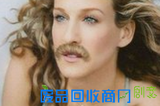 （组图）女孩用舌头舔嘴唇舔出胡子 洋娃娃长胡须都是舌舐皮炎惹的祸