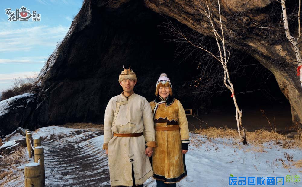 这是鄂伦春族婚纱照，何涛的帽子上“长”着两只小犄角，是不是萌萌哒？鄂伦春族是东北地区人口最少的少数民族之一，他们群居于大兴安岭林区，以狩猎为生，因此他们的衣食住行及歌舞等方面都显示了狩猎民族特点。