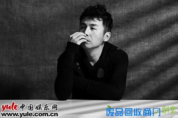 组图：雷佳音黑色系写真 展现独特忧郁气质