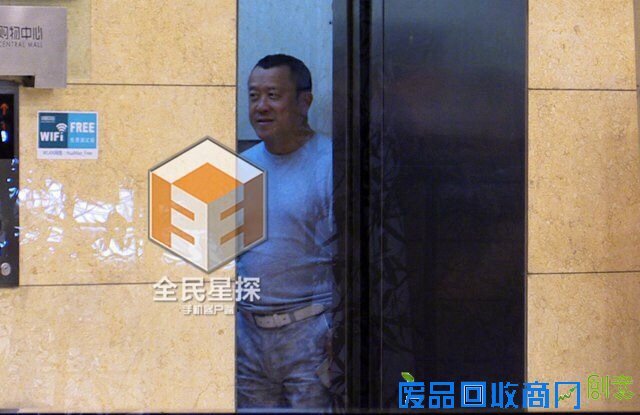 成龙开饭局美女伴驾 房祖名赶来受训