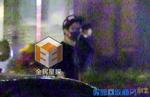 成龙开饭局美女伴驾 房祖名赶来受训