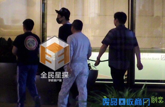 成龙开饭局美女伴驾 房祖名赶来受训