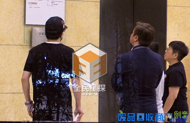 成龙开饭局美女伴驾 房祖名赶来受训